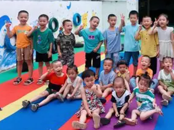 孩子们脱下鞋袜用小手摆整齐欢快地扑向老师的怀抱